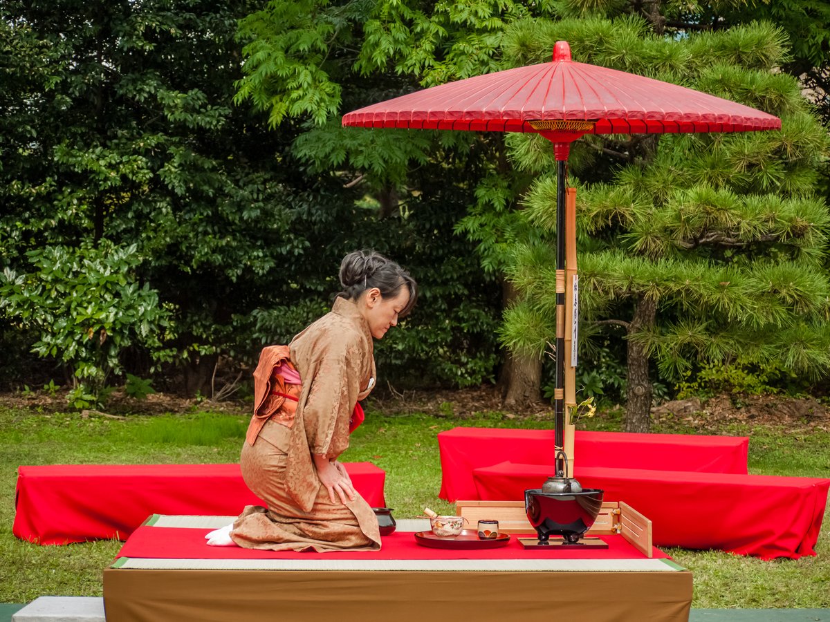 A Japanese tea ceremony in progress